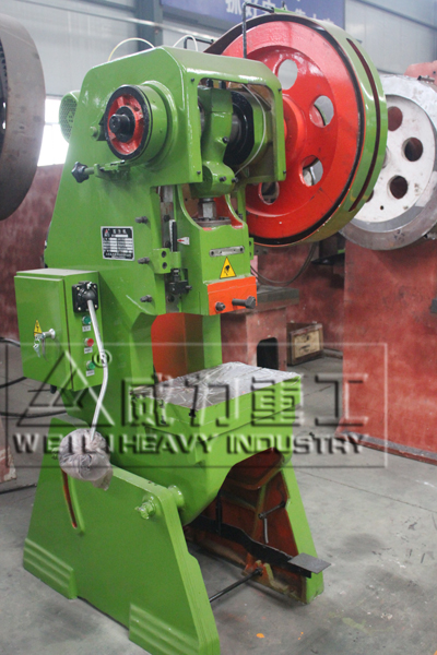 16噸開(kāi)式可傾沖床加工車間