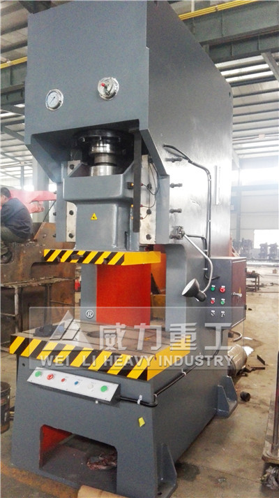 125噸液壓沖床加工中