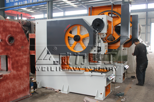 國標80噸深喉沖床生產(chǎn)現(xiàn)場