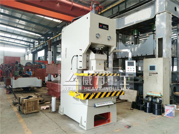 液壓沖床加工車間