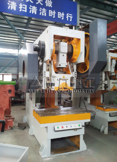 100噸深喉沖床加工車(chē)間