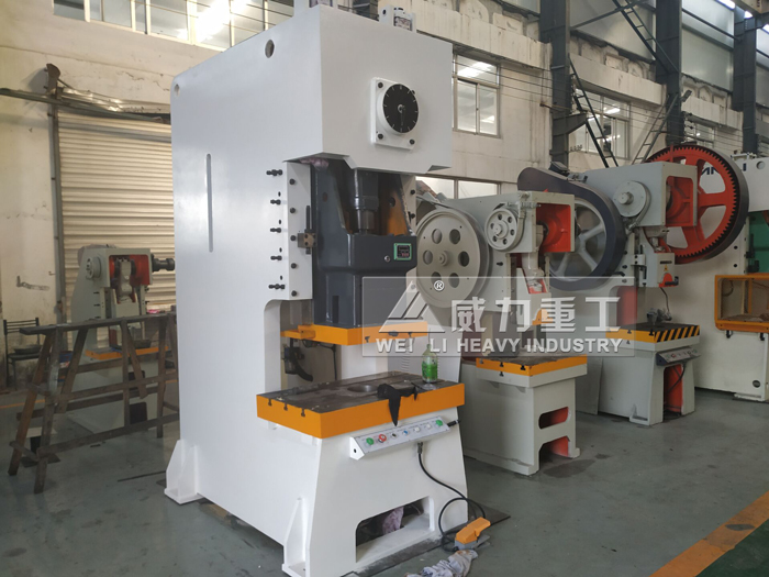 全自動(dòng)氣動(dòng)沖床加工車間