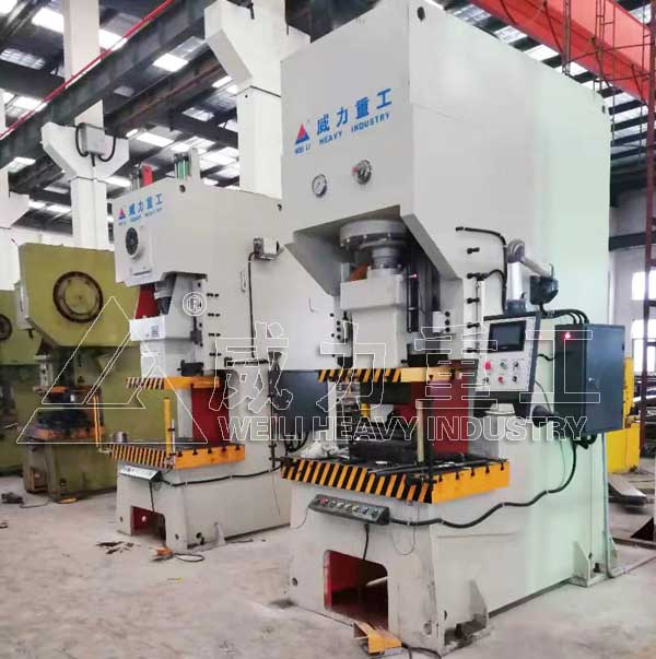 快速液壓沖床加工生產現場