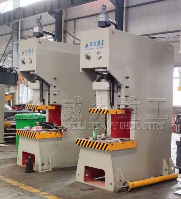 客戶采購(gòu)兩臺(tái)液壓沖床一臺(tái)液壓機(jī)車間調(diào)試中