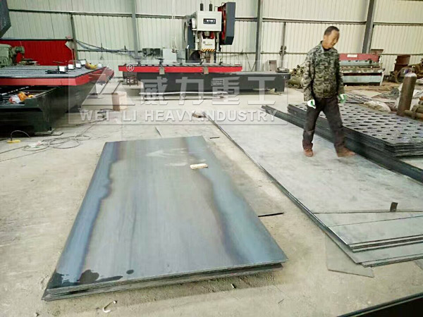 除塵器花板200噸深喉沖床的使用現(xiàn)場(chǎng)